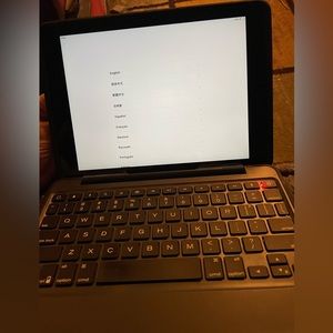 Apple iPad Air (1st Gen) A1474 16GB Wi-Fi 9.7in Space Gray Tablet w/ Zagg Case